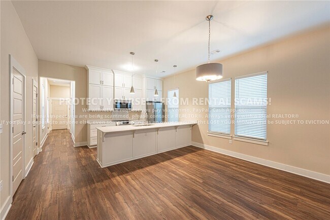 Building Photo - 886 S Hill Ave