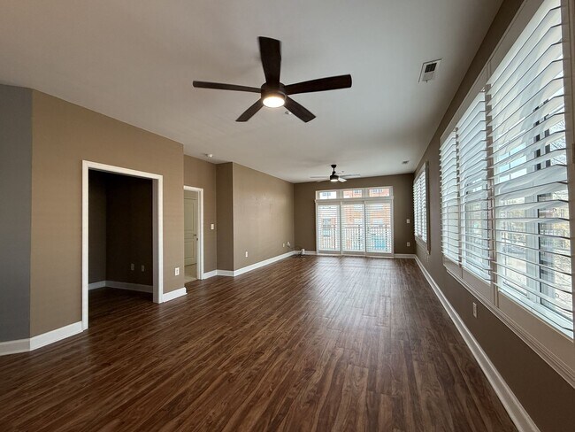 Building Photo - Beautiful 2nd Floor City Center Corner Condo.