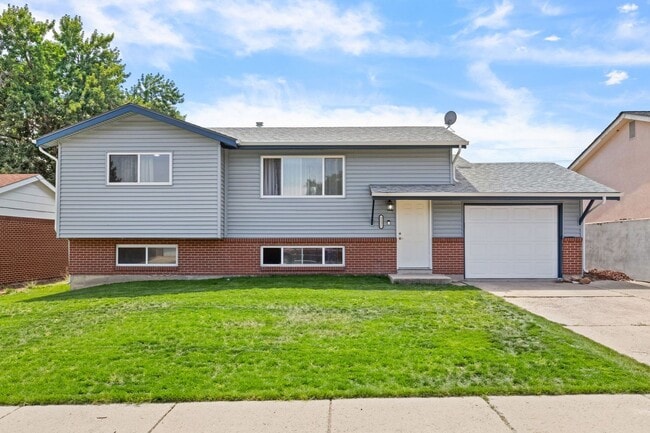 Building Photo - 4 bedroom with large backyard