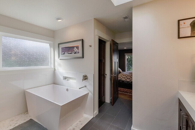 Building Photo - Boise, Beautiful home in the Foothills with lots of privacy