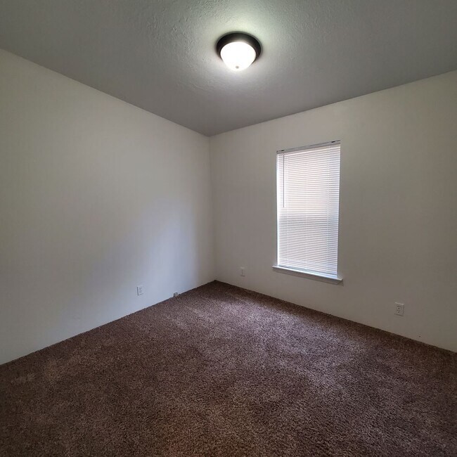 Building Photo - Pet Friendly 3 Bed : 2Bath Home w/ a Carport