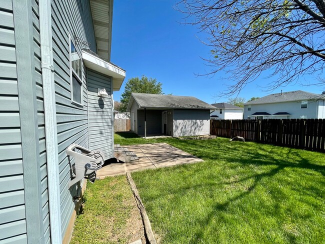 Building Photo - Beautiful 2 story, 5 bedroom, 3 bath home available NOW!