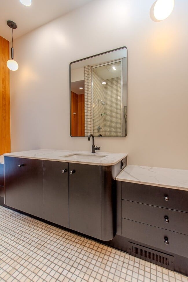 Building Photo - Extraordinary 5-Bed / 5-Bath Oceanfront Pr...