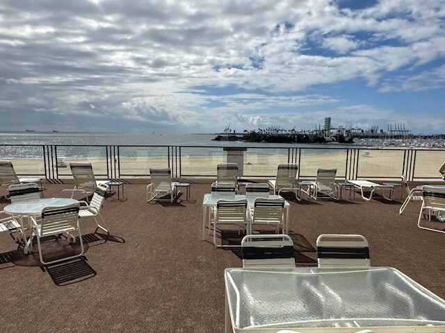 Private lounge area - 1140 E Ocean Blvd