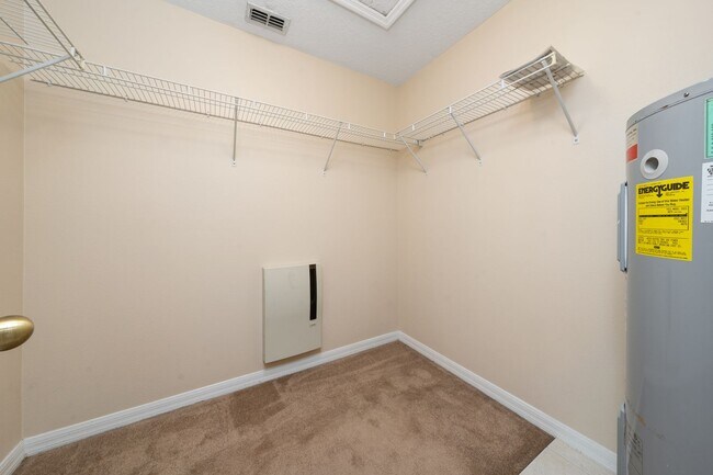 Building Photo - Town House 3 Bedroom and /2.5 Bathrooms. At Lee Vista area gated Community.