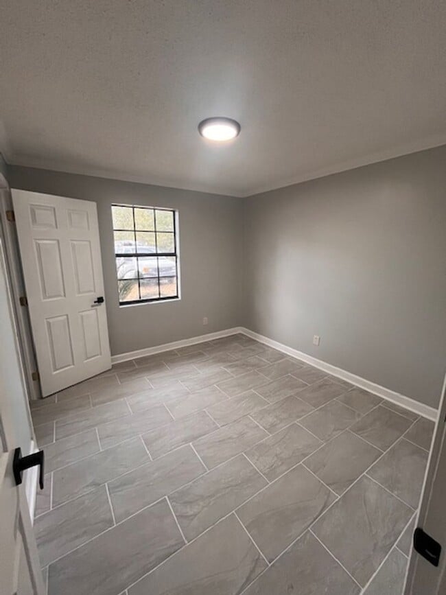 Building Photo - Waveland 3 Bedroom