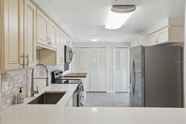 Building Photo - 449 Meadowood Blvd