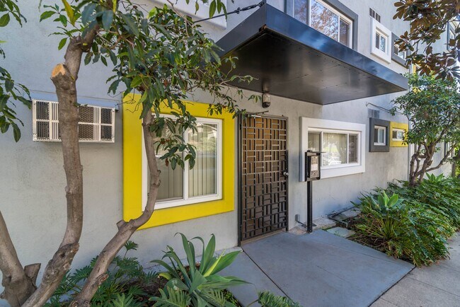 Building Photo - Chateau Los Feliz