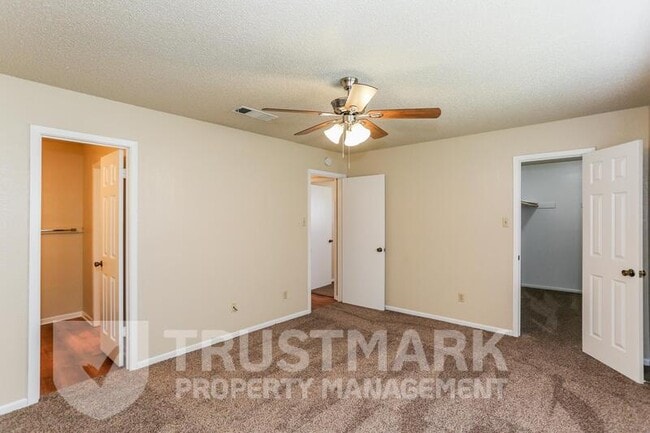 Building Photo - 2701 Bermuda Dr