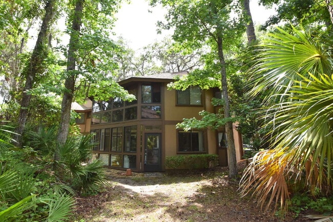 Building Photo - Second floor condo 2/1.5 located at the Fa...