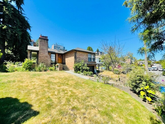 Building Photo - Beautiful Craftsman House in Quiet Queen Anne Neighborhood!