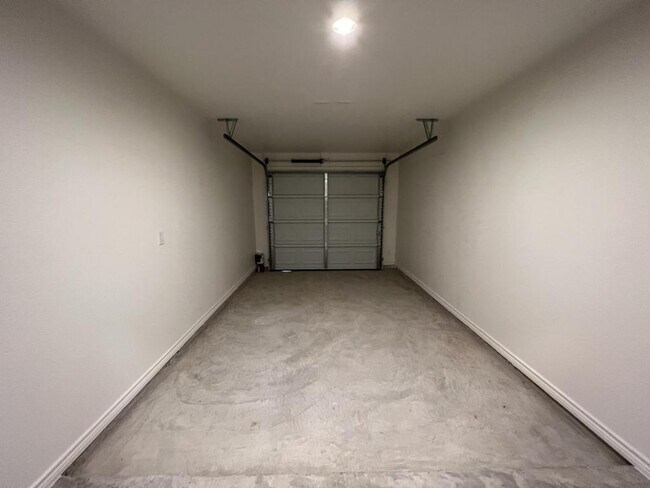 Building Photo - 113 Wind Ridge Dr