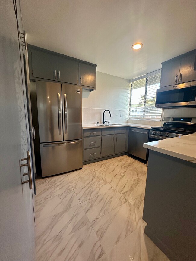 Building Photo - 537 Evergreen St