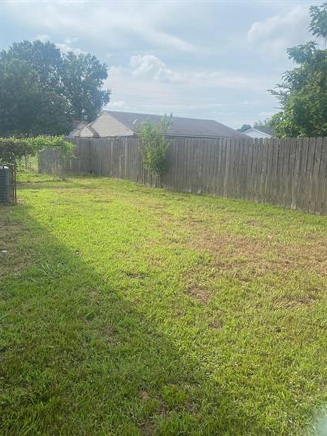 Building Photo - Newly Renovated 3-Bedroom Home - Modern Up...
