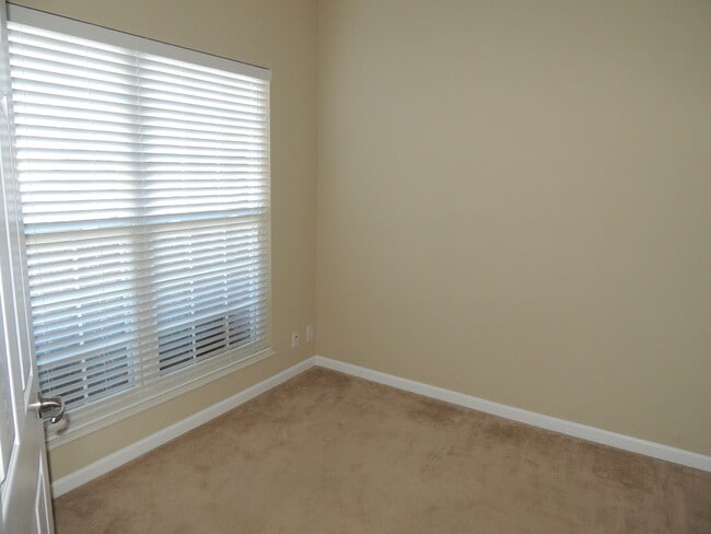 Building Photo - 2 bed, 2 bath, 2 car garage ranch style townhouse in N. Knoxville