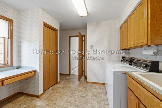 Building Photo - 9811 N Comanche Dr