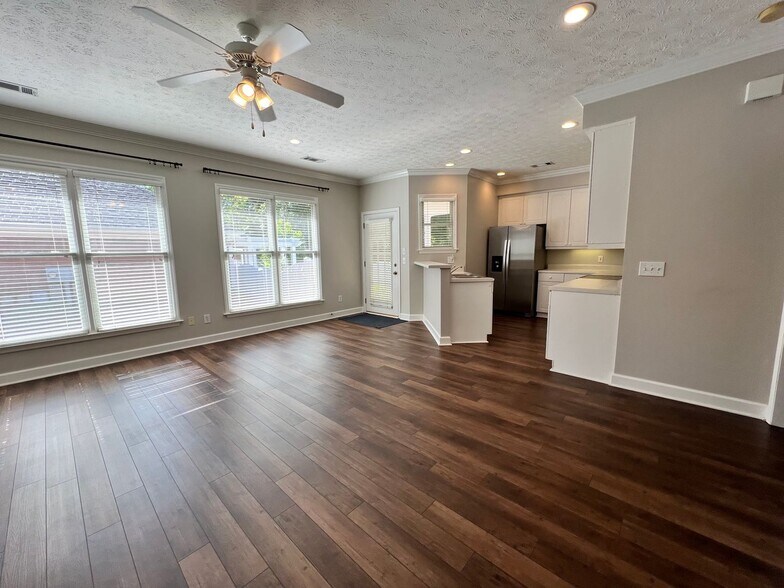 Building Photo - 2209 Clairmont Cir