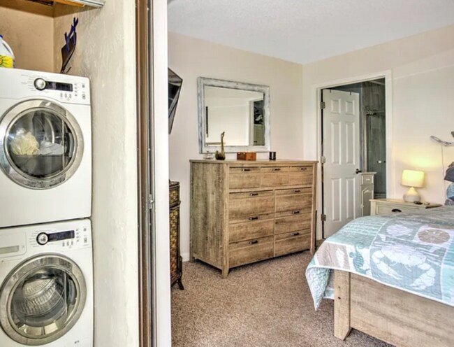 Building Photo - 4803 SW Santa Barbara Ct