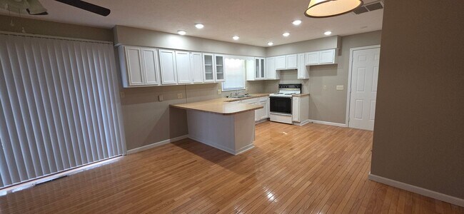 Building Photo - Beautiful 3 Bedroom Ranch in the Kickapoo School District! $1495