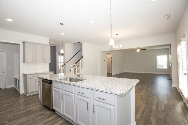 Building Photo - Charming 4 Bedroom Rental Home with Spacio...