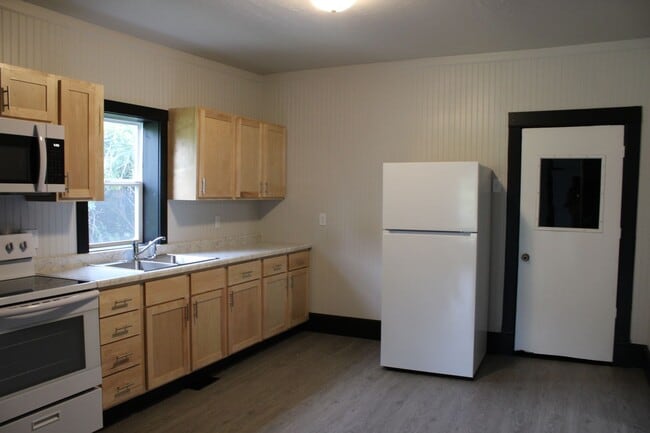 Building Photo - 218 Sabin Ave W