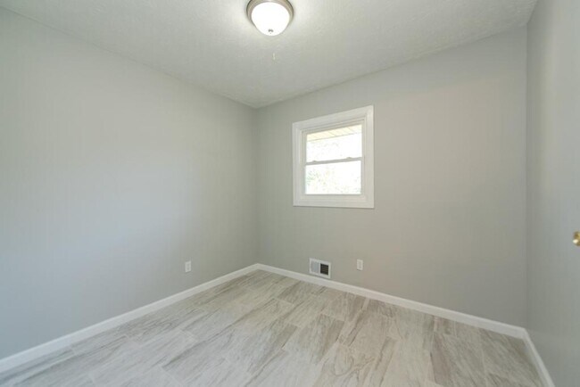 Building Photo - 8909 Channing Dr