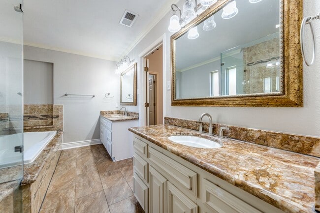 Building Photo - Absolutely Stunning!