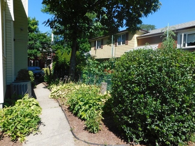 Building Photo - 64 Brooks Ave