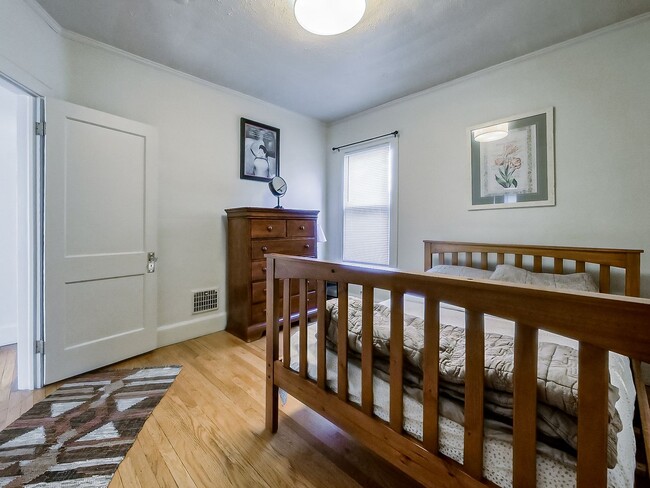 Building Photo - Welcome to this charming 2 bedroom, 1 bath...