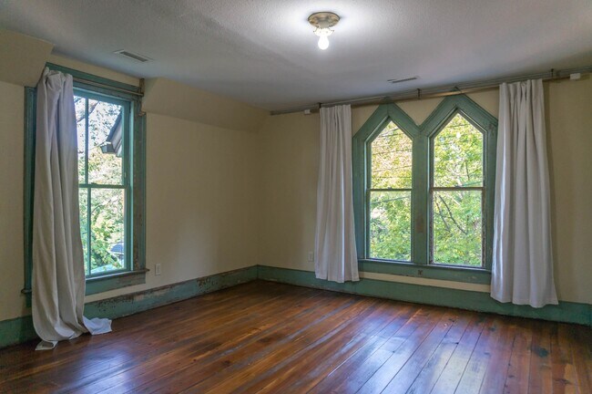 Building Photo - Gorgeous Rustic Renovation in Chicken Hill