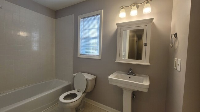 Building Photo - Bright and spacious 3BR/2ba in Lindley Park!
