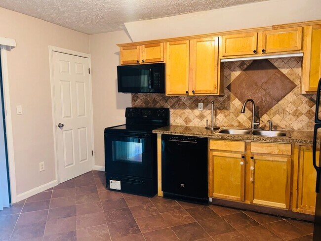 Building Photo - 140 Summerwood Dr