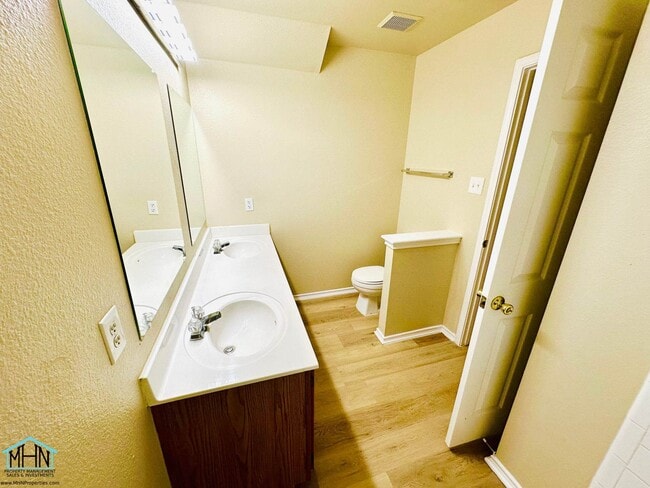 Building Photo - Big & Beautiful 5 bed/3.5 bath 2 Story home that's conveniently located to Randolph AFB