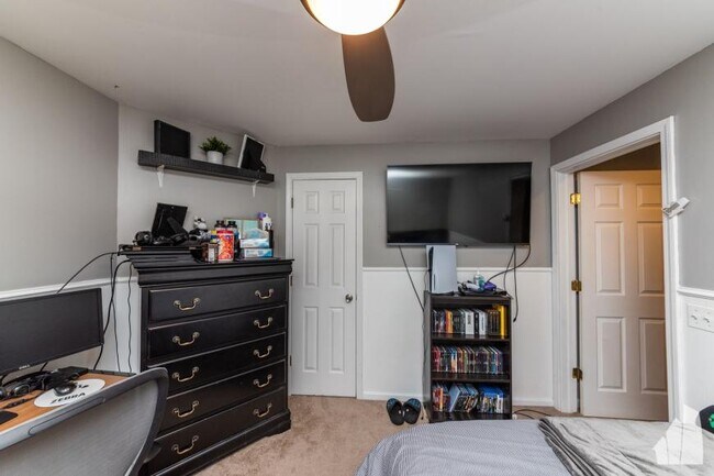 Building Photo - 2 bedroom in Chicago IL 60657