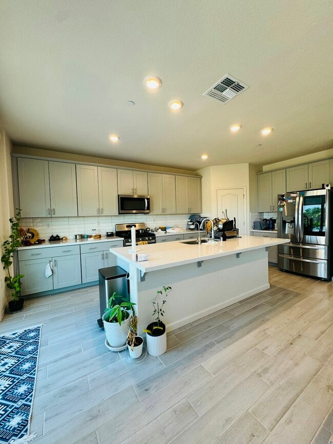 Building Photo - 4018 Kenwood Cir