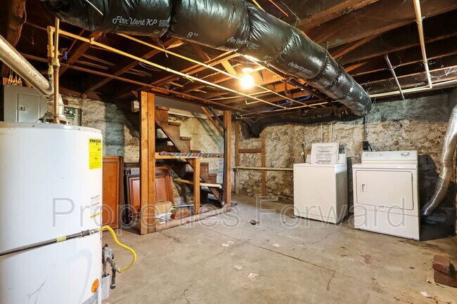 Building Photo - 673 E Sycamore St