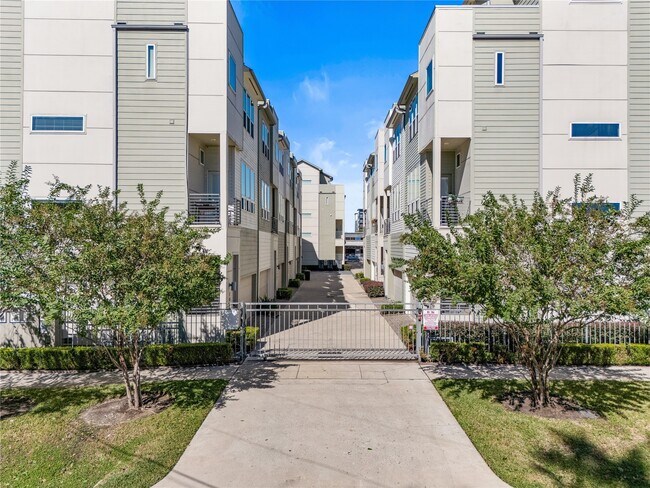 Building Photo - 1013 W 17th St