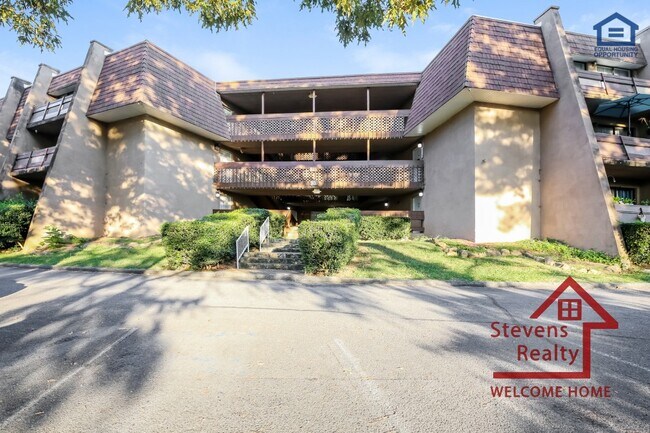 Building Photo - 915 S Seminole Dr