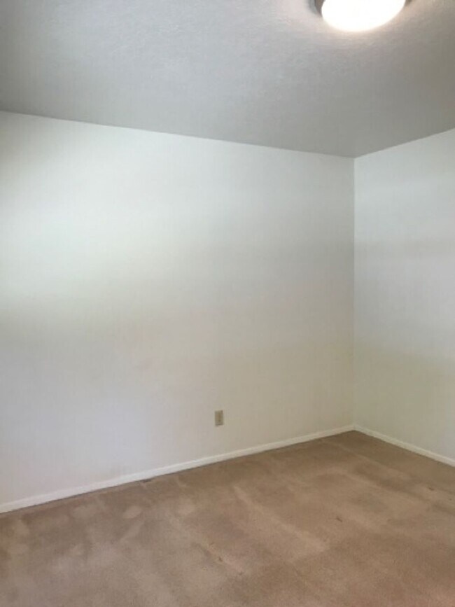 Building Photo - 767 Meadows Dr