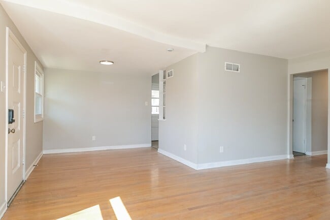 Building Photo - 320 St Eugene Ln