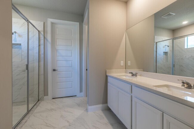 Building Photo - 6632 Cloverdale Ave