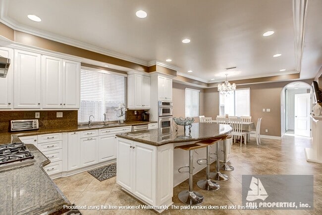 Building Photo - Gorgeous, Large downtown Huntington Beach Vacation Rental