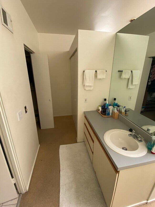 Building Photo - Amazing Shadyside Townhouse with two full bathrooms, off street parking and Central Air!!