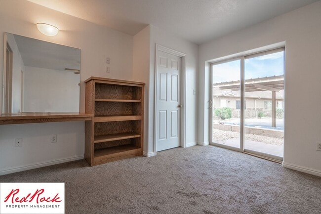 Building Photo - Spacious 3 Bedroom Townhome in Central St....