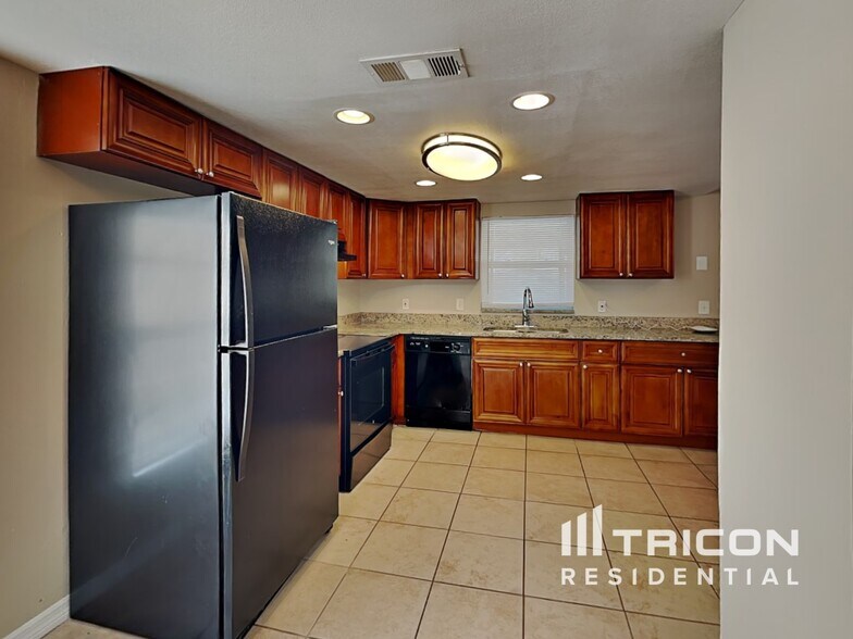 Building Photo - 1624 Crossridge Dr