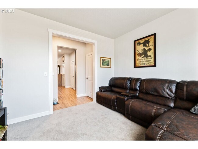 Building Photo - 123 Loganberry Ct