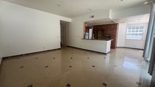 Building Photo - Elegant House in Playa Del ray