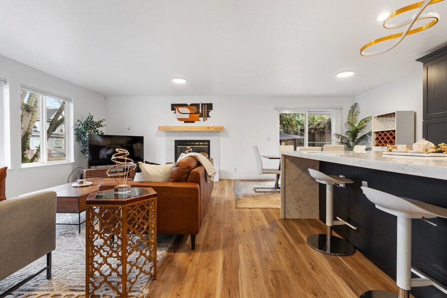 Building Photo - 705 24th Ave