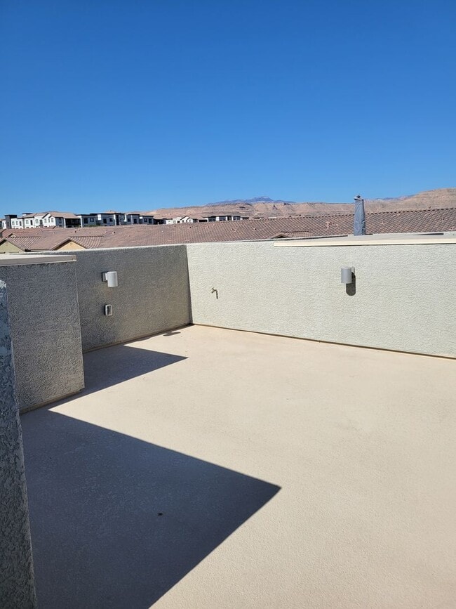 Building Photo - Beautiful 2 story with Roof Top Deck