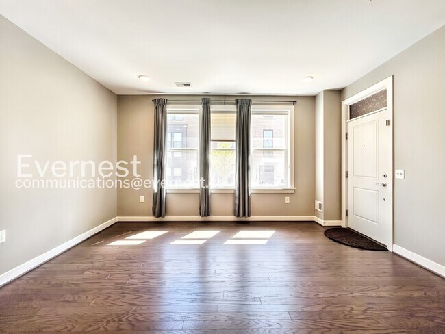 Building Photo - Spacious 3 Bed, 2.5 Bath Town Home with Attached Garage | Pet Friendly